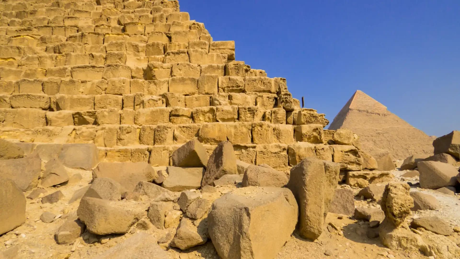 الكتل الحجرية في قاعدة الهرم الأكبر بالجيزة، وهرم خفرع خلفها